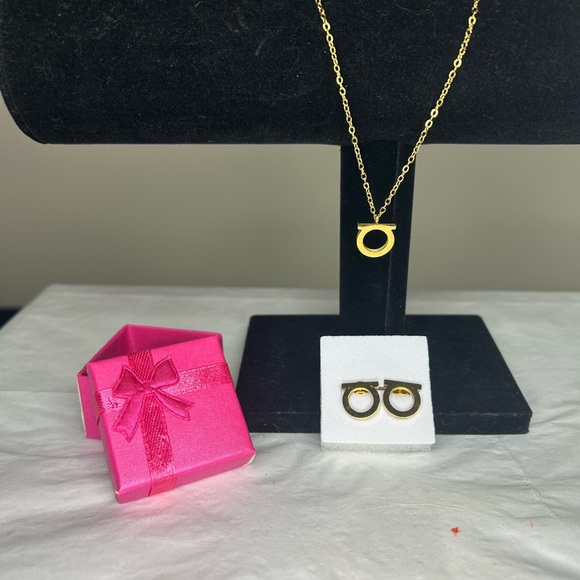 LUXY Elegant Gold Necklace and Earring Set